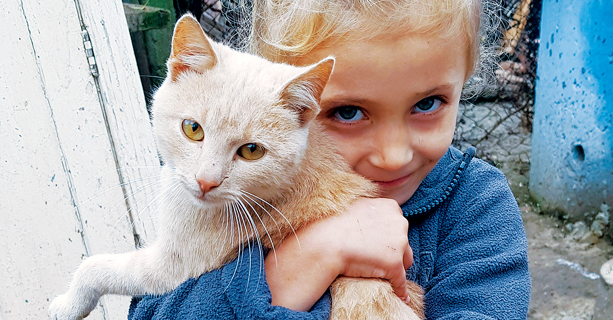 Violeta with her cat, Rosu.